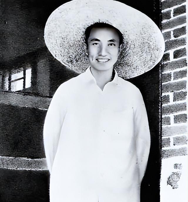 华国锋的夫人韩芝俊有多美？1961年的全家留影，30岁她端庄贤惠