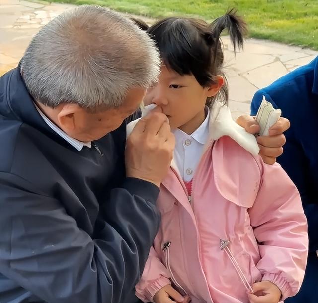 小天赐，终为父母当年的“冲动”买了单，年仅6岁活得不像个小孩