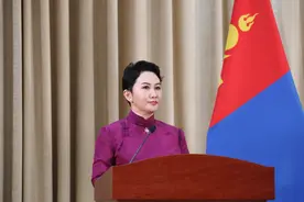 蒙古“现代孝庄”巴特策策格，靠美貌迷倒马克龙，到底有何来头？图片