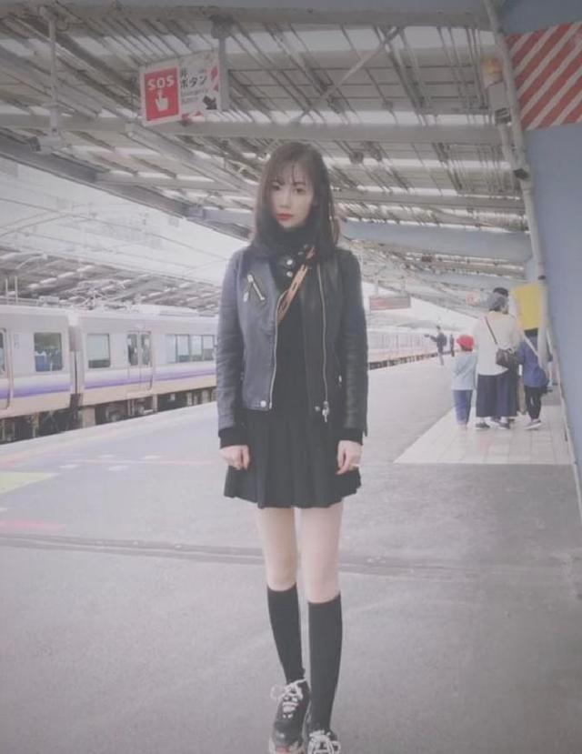 马蓉离开王宝强9年后更美了，走机场不忘秀玉女腿，越活越像明星