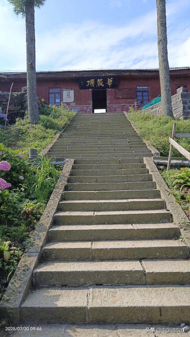 夜爬峨眉山 我花了15个小时