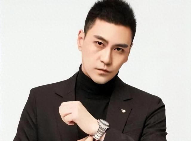 演员李飞接不到戏，"落魄"到陪母亲摆摊卖鱼，背后的真相太现实