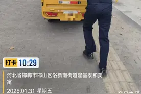 电动三轮车亏电半路抛锚 邯郸交巡警及时救助图片