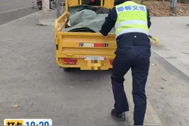 电动三轮车亏电半路抛锚 邯郸交巡警及时救助图片