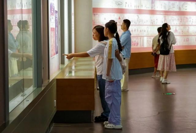 大理以 “文”迎客热度高
