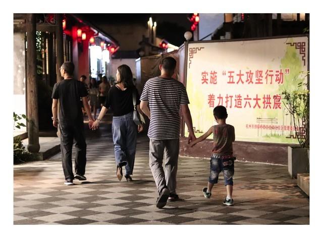 我在网吧当网管，一个漂亮少妇总上通宵，座位就在我旁边