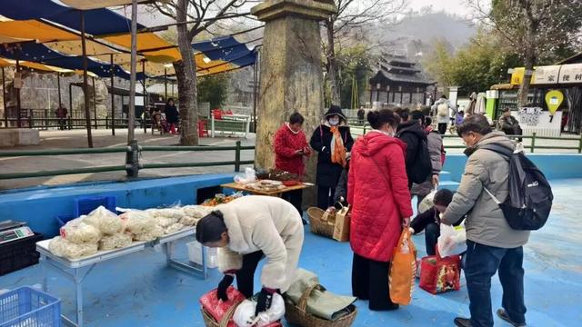 锦鲤土司城“过赶年”火爆开场！千人打年货、山道滑车引热潮！