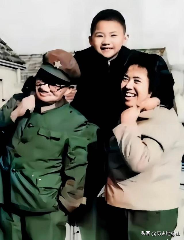 毛岸青81岁生日时的全家福，两个妹妹前来贺寿，儿媳刘滨体贴蹲着