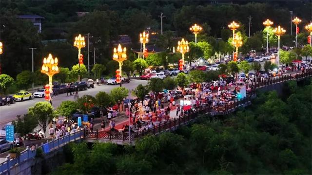 玉屏打卡新地标，河边夜市火出圈啦！