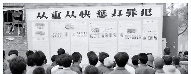 80年代，武警正在捆绑罪犯的场景，这种绑法越挣扎捆绑的越紧