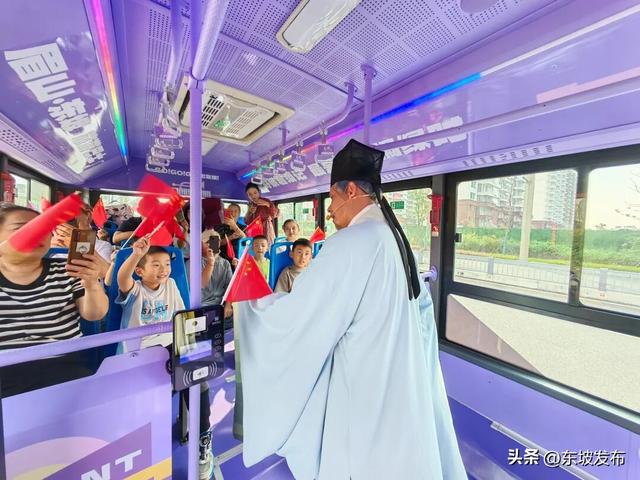友情提示！免费旅游巴士还可以看“川剧”表演！
