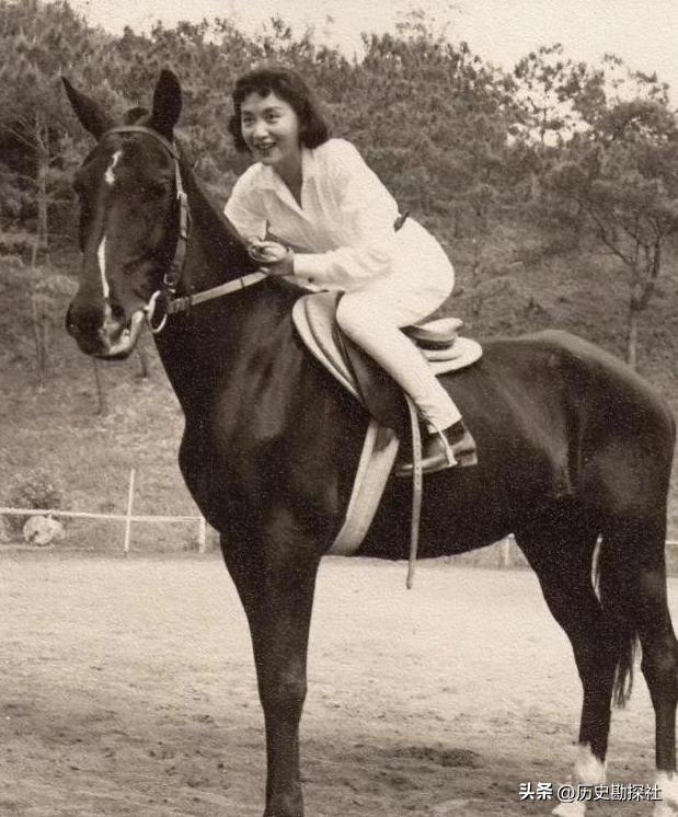 70年代，夏梦等人的罕见合影，她美得无可挑剔，堪称绝代佳人