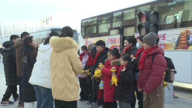 敦煌迎来首批冬季专列游客 文旅融合助推丝路旅游升温