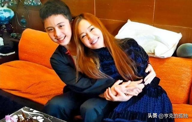 被畸形母爱毁掉的星二代：母乳12年，同床15年，荒唐的事还在后面
