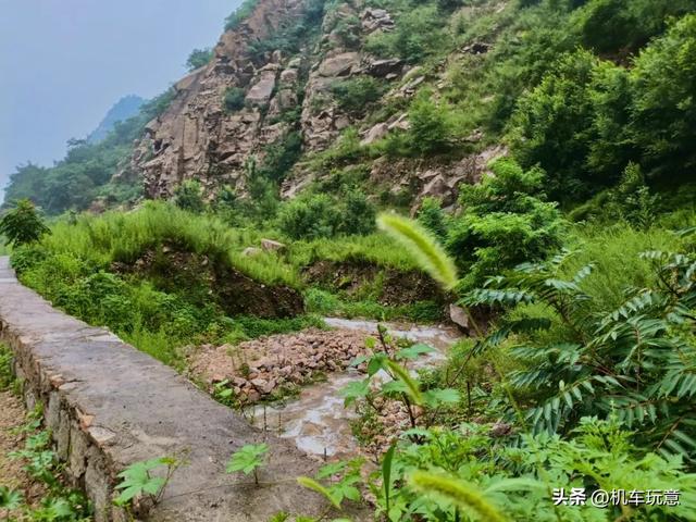 文字版【润在北京】山水林弯小山谷，溪水潺潺麻松路