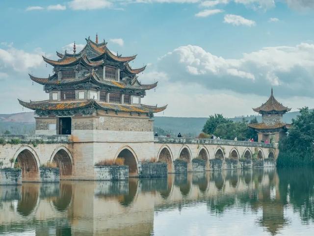 喝井水，烤豆腐，云南这座活着的千年古城，和杭州同名