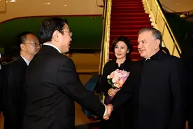 65岁中亚最美第一夫人！穿黑色风衣亮相，优雅迷人的风姿图片