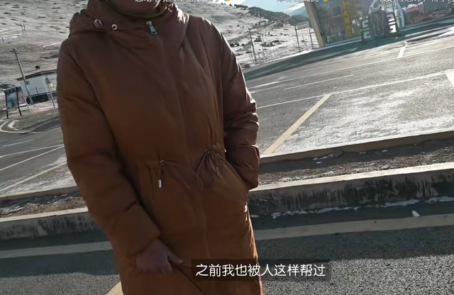 小伙自驾西藏被牧民求助，热心帮忙充电宝却被偷，录像拍下全过程