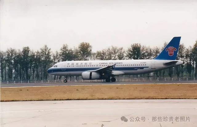 2002年，北京首都机场的飞机