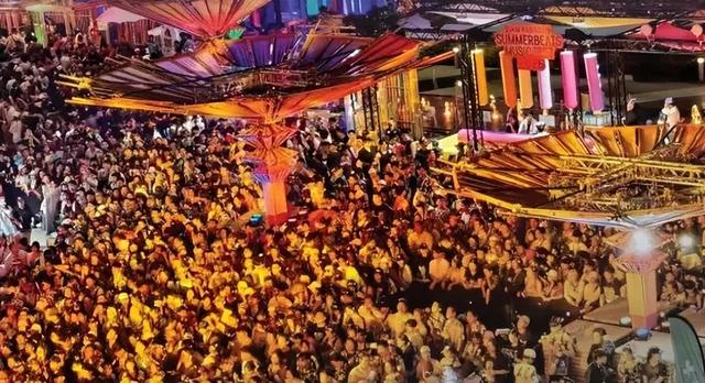 滚出中国！云南泼水节炸出一群“男流氓”，当众扒衣喷私处太龌龊