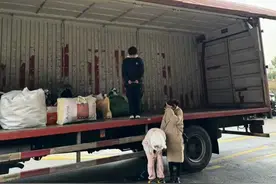 笑麻了，妹子搬家没有概念叫了一辆7米6的大货车，网友神评！图片