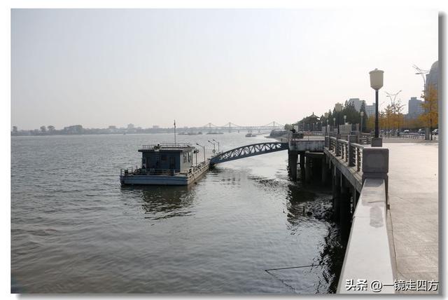 漫步丹东鸭绿江畔，可以隔江望见对岸的朝鲜