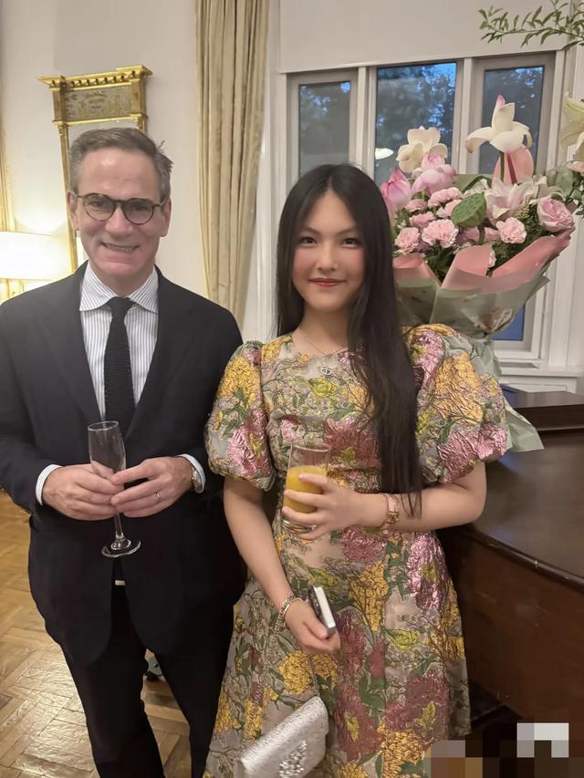 王诗龄半夜穿旗袍亮相自家北京小院，披头散发，中式恐怖氛围拉满