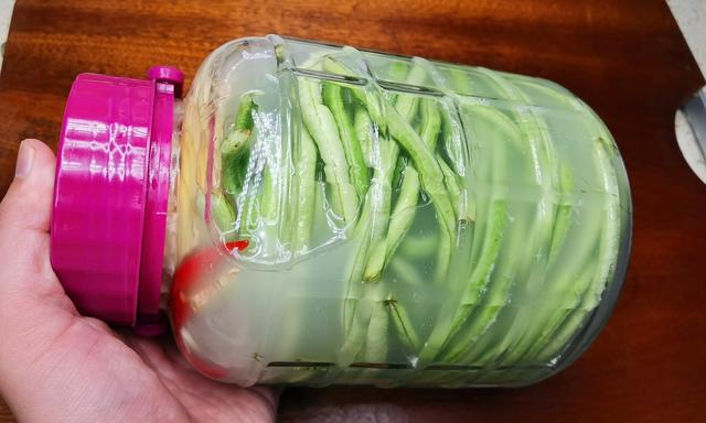 腌豆角原来这么简单，简单3步就搞定，5天就能吃，酸味正宗不生花