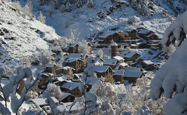 火山、极光和人潮：冰岛的旅游盛世，是复兴奇迹还是生态灾难前夜