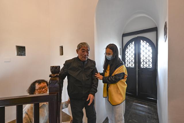 秋爽登文峰 塔下聚宾朋