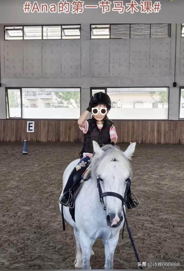 郑恺和苗苗暑假带儿女去阿那亚旅游，一家人幸福感都溢出屏幕了！