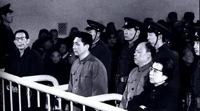 毛主席追悼会四个“没想到”，华国锋罕见发怒，李讷：太遗憾了