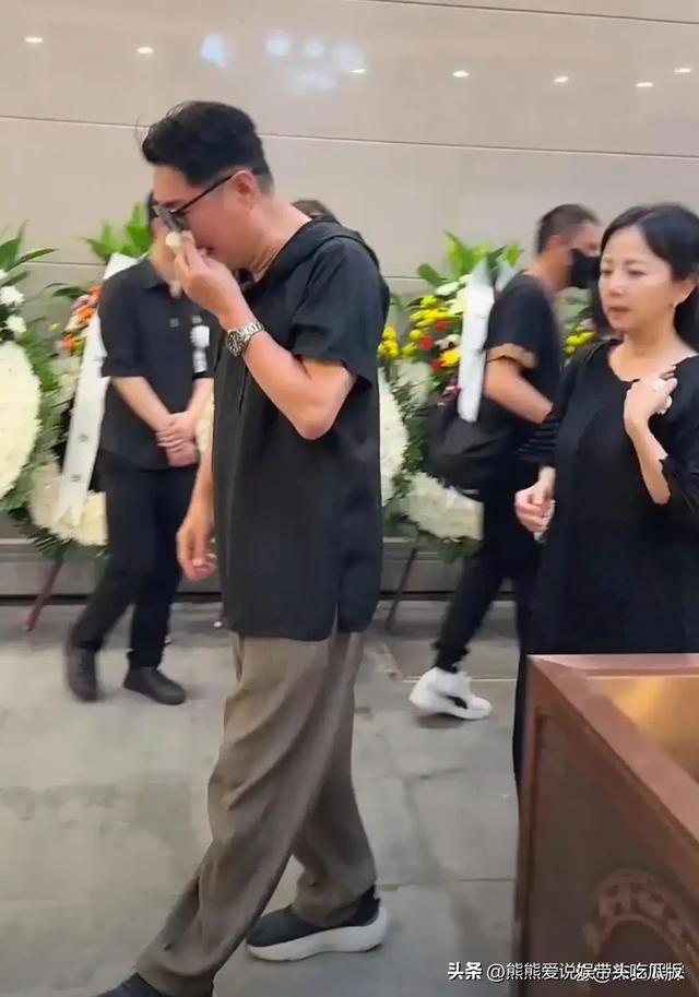 黄安到北京参加千百惠葬礼，向遗体祭拜献花，情绪崩溃在现场痛哭