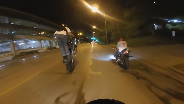 重庆摩托飙车2人死亡，现场惨烈，女子挂护栏上，目击者曝全过程