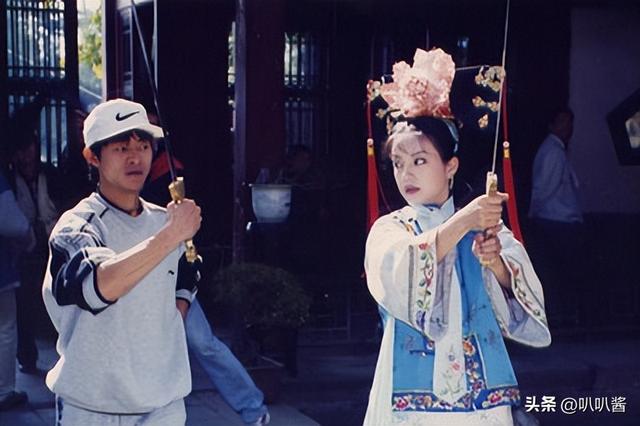 面相又变了！49岁赵薇广东吃饭，又老又瘦没架子，却再无回头路走