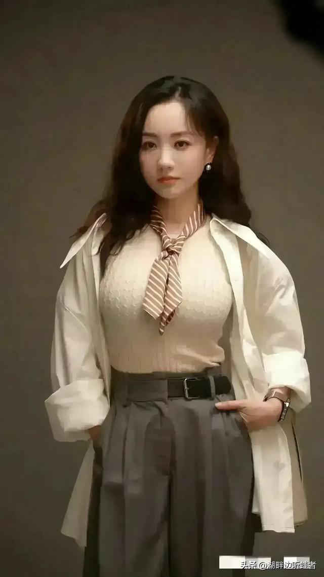 杨蓉这胸是真的吗？跟两个足球一样了，真的非常好看了