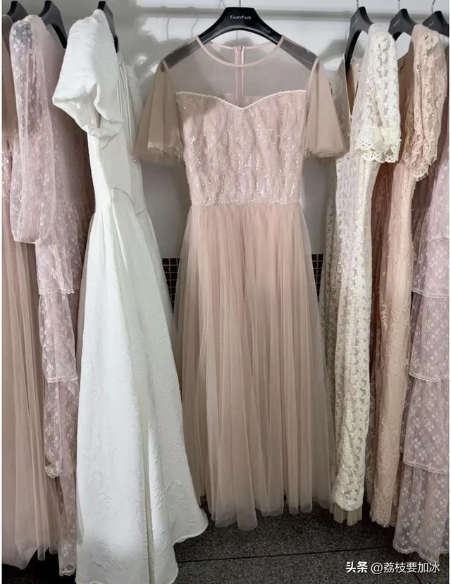 “跌下神坛”的4大服装品牌，曾红极一时，看看有你穿过的吗？