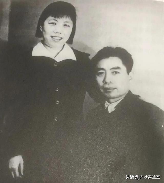 李鹏总理与女儿在一起的罕见留影，笑容灿烂喜笑颜开，温暖又温馨