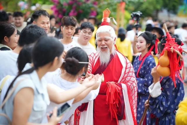 第六届观音山姻缘节能玩能互动，牵红线、抢绣球，游客直呼太上头