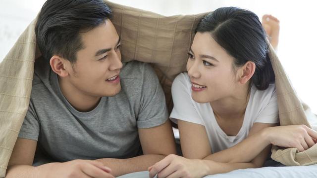 村母亲打牌欠下20万，女儿拿着欠条去找债主，见到债主女儿笑了