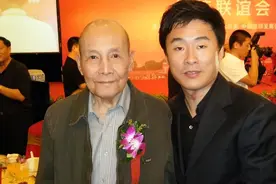 台湾飞行员起义回大陆，遭12架战机追击，回来直接封上校图片