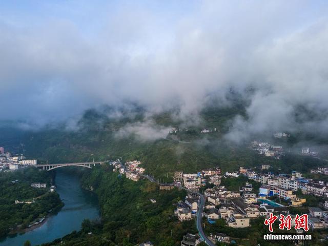 贵州黔西：云绕山峦村景美