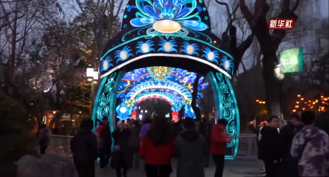 跟着新华社镜头，沉浸式打卡天下第一泉迎春花灯会！