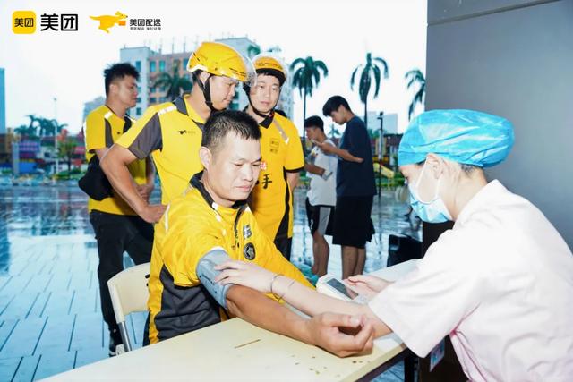 珠海市“小个专”行业党委联合美团举办美团珠海夏季关怀冰饮车活动