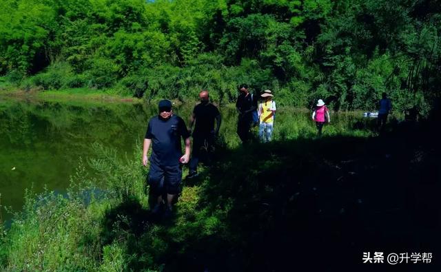 成都邛崃：30多名诗人徒步乾龙湖，纵情书写桑园秀美山川
