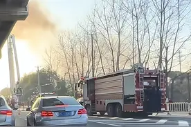 S32申嘉湖高速一面包车起火 78米云梯到场配合救援图片