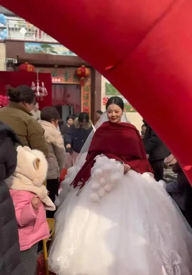 河北新娘因“天庭饱满”走红网络！乡村婚礼惊艳瞬间，尽显福气