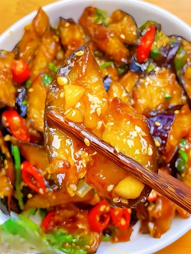 这才是红烧茄子最简单家常的做法，绵软入味，好吃又下饭，真过瘾