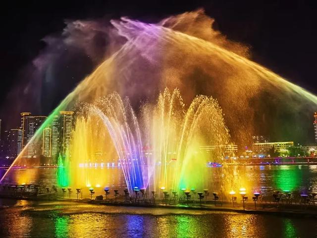 美轮美奂的吉林松花江畔夜景