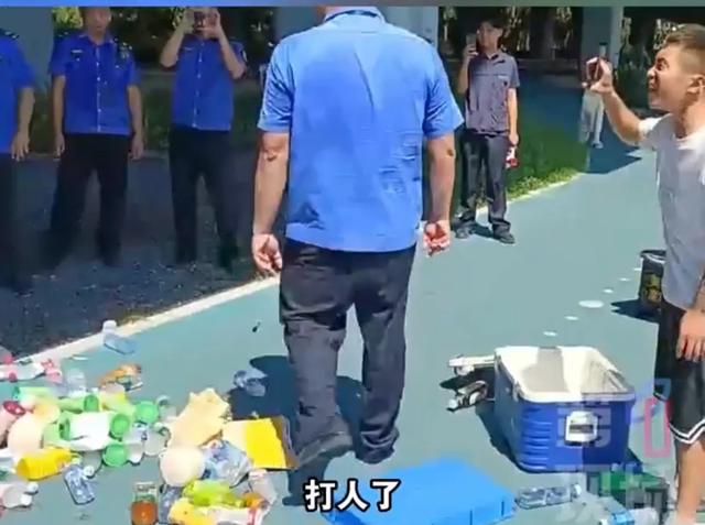 山西父子摆摊仅赚5元见执法人员情绪激动起冲突，城管处罚后月入6000，父子写6页感谢信表白深圳城管